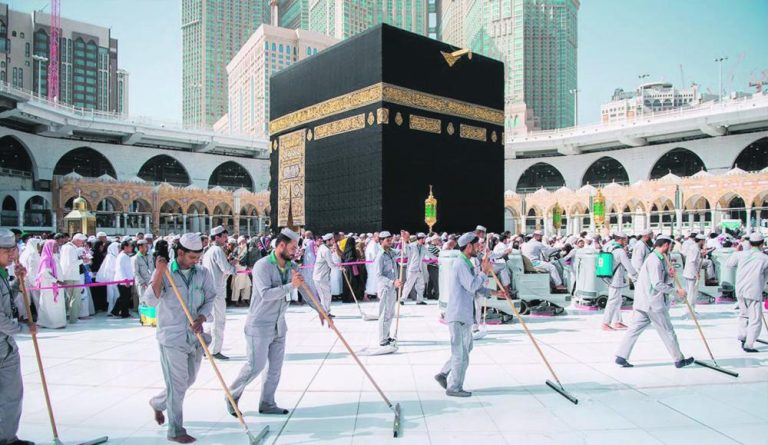 تثبيت كسوة الكعبة المشرفة الجديدة مع بداية العام الهجري
