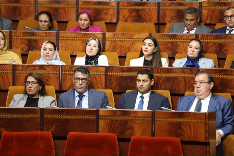 المعارضة تصف قانون مجلس الصحافة بـ”الفضيحة” وتحذر من “وصاية حكومية” على القطاع