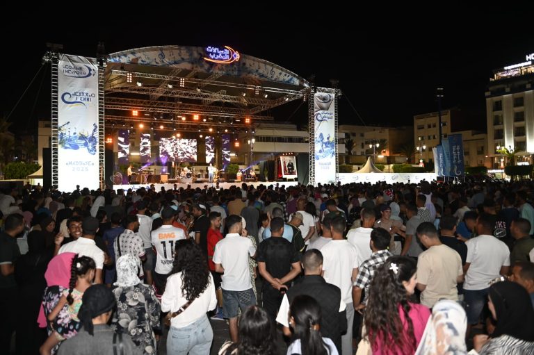 انطلاق أولى سهرات مهرجان “اتصالات المغرب” بالحسيمة وسط حضور جماهيري غفير