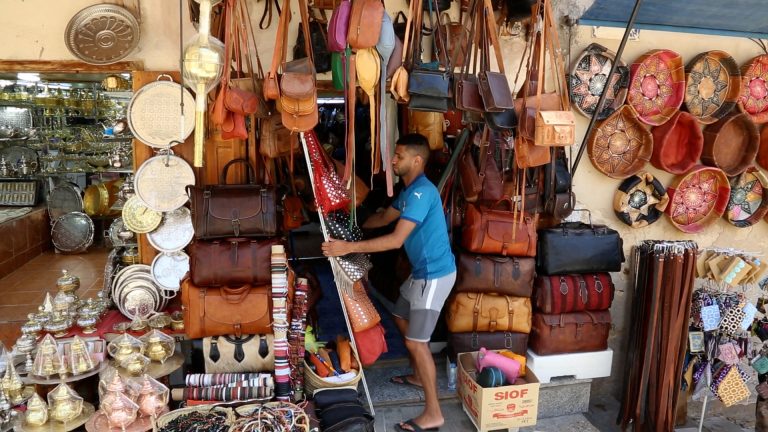 فاس العتيقة تحتضر اقتصاديا.. وصناع تقليديون يواجهون شبح الإفلاس (فيديو)