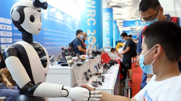 « روبوتات » في الصين تذهل الكثيرين بقدراتها على أداء مهام متنوعة يؤديها البشر في يومياتهم – اليوم 24