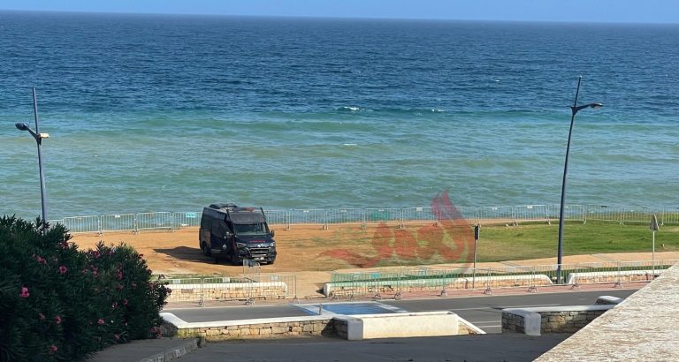 تسييج شاطئ الفنيدق يفجر جدلا.. 5 أحزاب تندد بـ”حصار غير معلن” للمدينة في ذروة الصيف