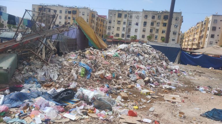 وسط أكوام الأزبال.. تخصيص ميزانية لتهيئة “سهرات فنية” يفجر جدلا بسيدي مومن