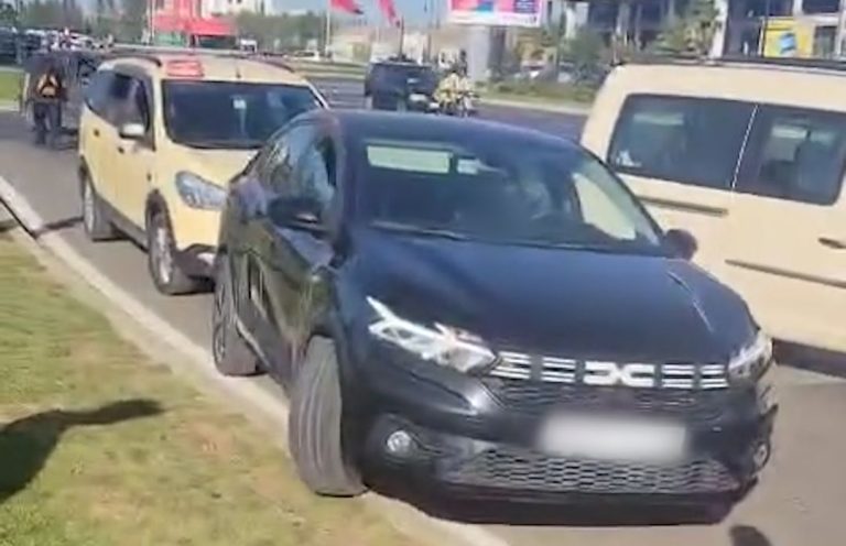 “شرع اليد”.. سائقو طاكسيات يحاصرون سيارة نقل ذكي ويتسببون في فوضى مروية بطنجة