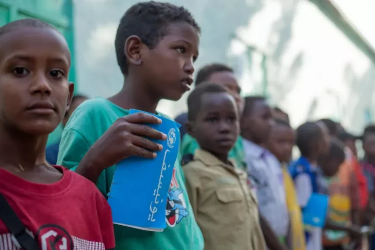 أطفال السودان.. “ملائكة” في جحيم الأزمات