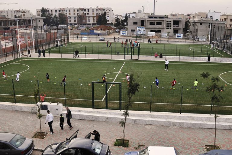 مشروع بمليوني درهم.. الداخلية تكشف خروقات في صفقات ملاعب القرب بالجديدة