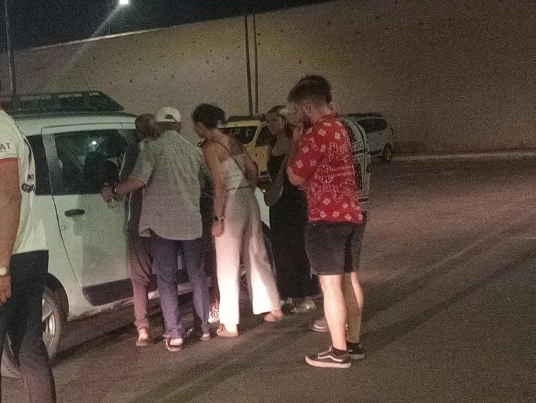 “يفضلون الأجانب”.. سائقو طاكسيات باب غمات بمراكش “يرفضون” نقل ركاب للشويطر وأيت أورير